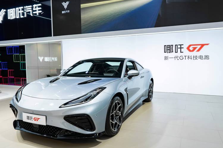 东莞8哪吒汽车在智能汽车领域的表现，领途汽车在新能源汽车市场中的影响力